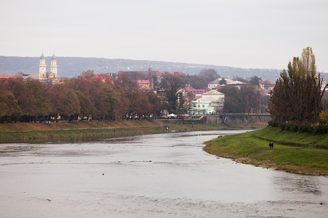 Пешеходный мост и набережная Ужгорода